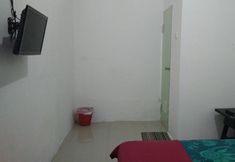 Phòng ngủ 5 Economic Room with AC near Pondok Gede Plaza (RR1)