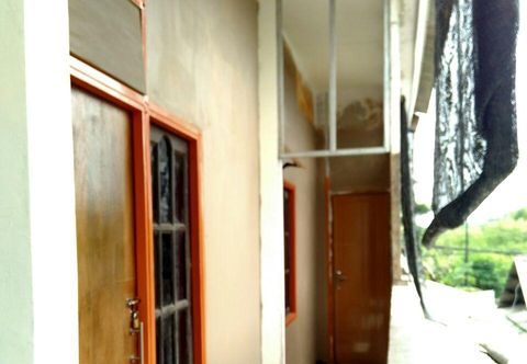 Bên ngoài Economic Room with AC near Pondok Gede Plaza (RR1)