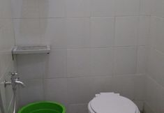 Phòng tắm bên trong 7 Economic Room with AC near Pondok Gede Plaza (RR1)