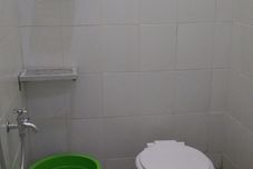 Phòng tắm bên trong Economic Room with AC near Pondok Gede Plaza (RR1)