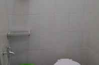 Toilet Kamar Economic Room with AC near Pondok Gede Plaza (RR1)