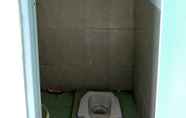 Toilet Kamar 5 Low-cost Room near TMII (RR2)