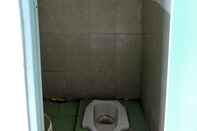 Toilet Kamar Low-cost Room near TMII (RR2)