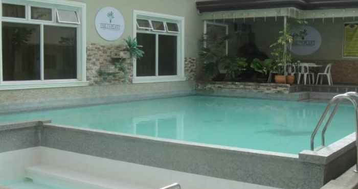 Kolam Renang I's Plant Hotel and Restaurant