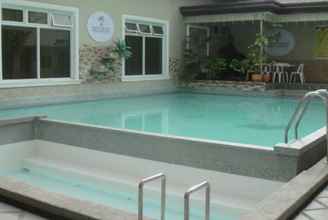 Kolam Renang 4 I's Plant Hotel and Restaurant