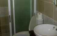 Toilet Kamar 5 Roxas Midtown Hotel
