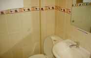 Toilet Kamar 4 Roxas Midtown Hotel