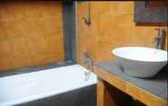 Toilet Kamar 3 Englie Guesthouse