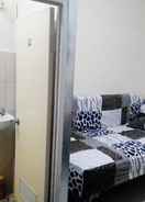 null Low-cost Room with AC near Pasar Genteng at DV Kost