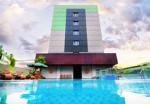 Swimming Pool Ayola First Point Hotel Pekanbaru