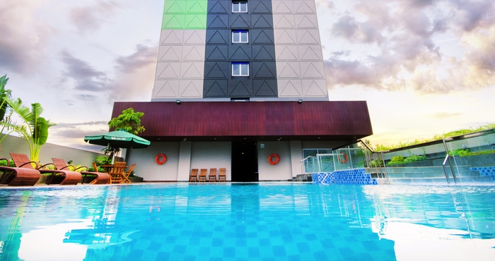 Kolam Renang Ayola First Point Hotel Pekanbaru