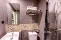 Toilet Kamar Flora By Crossroads Hotel