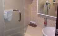 Toilet Kamar 6 Jazz Hotel & Karaoke Sukabumi