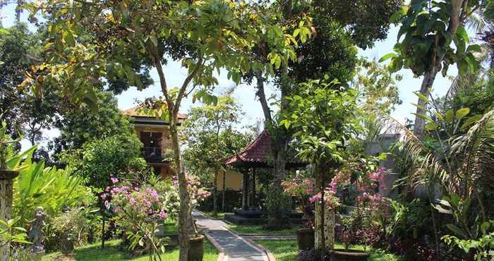 Bên ngoài Villa Taman Sari