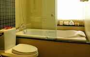 Toilet Kamar 6 Anpha Boutique Hotel