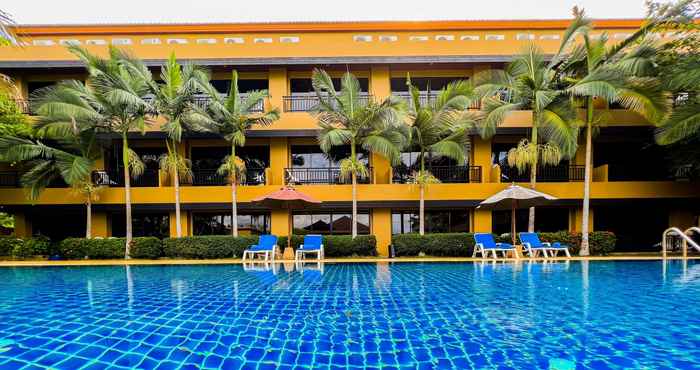 Kolam Renang Naiyang Beach Hotel