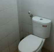 Toilet Kamar 5 Beautiful Room at Suites Metro Bandung by Arie (A126) 