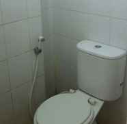 Toilet Kamar 5 Comfort Room at Suites Metro Bandung by Arie (A107)