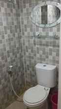 Toilet Kamar 4 Cozy Room at Suites Metro Bandung by Arie (C177)