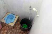 Toilet Kamar Randu Agung Maulida's Guest House