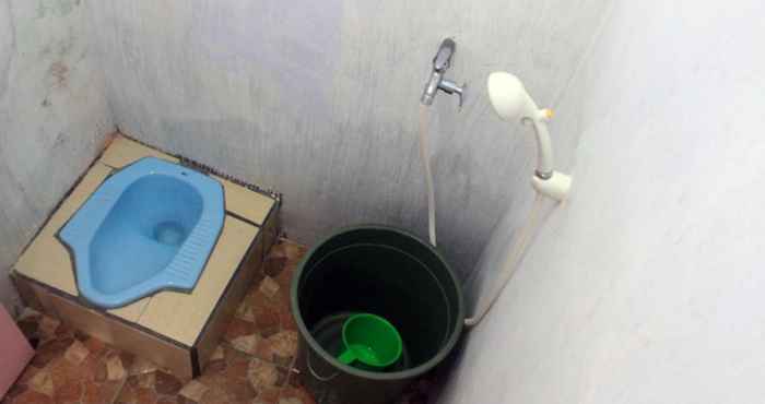 Toilet Kamar Randu Agung Maulida's Guest House