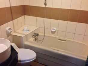 Toilet Kamar 4 Queen Jennifer Hotel Main