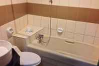 Toilet Kamar Queen Jennifer Hotel Main