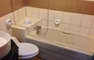 Toilet Kamar 7 Queen Jennifer Hotel Main