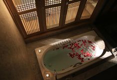 ห้องน้ำภายในห้อง 2 Serenity Hotel & Spa Onsen Kabinburi