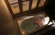 ห้องน้ำภายในห้อง 2 Serenity Hotel & Spa Onsen Kabinburi