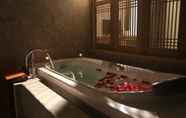 Phòng tắm bên trong 3 Serenity Hotel & Spa Onsen Kabinburi