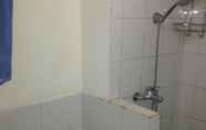 Toilet Kamar 5 Quiet Room at Jardin Apartment (B1A)