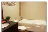 Toilet Kamar V-Studio Hotel Apartment 3