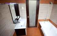 In-room Bathroom 5 Green Suites Hotel