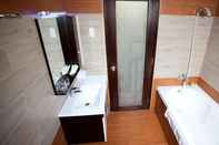 Toilet Kamar Green Suites Hotel