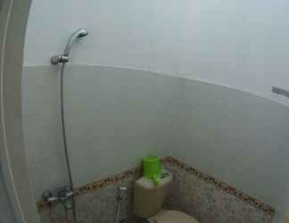 Toilet Kamar 2 Affordable Room at MT Haryono