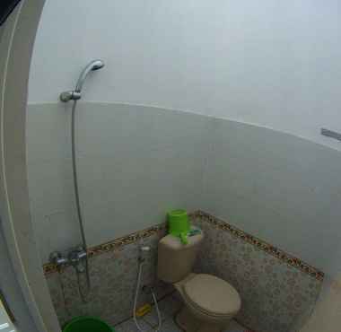 Toilet Kamar 2 Affordable Room at MT Haryono