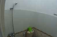 Toilet Kamar Affordable Room at MT Haryono
