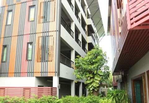 Exterior W Hostel
