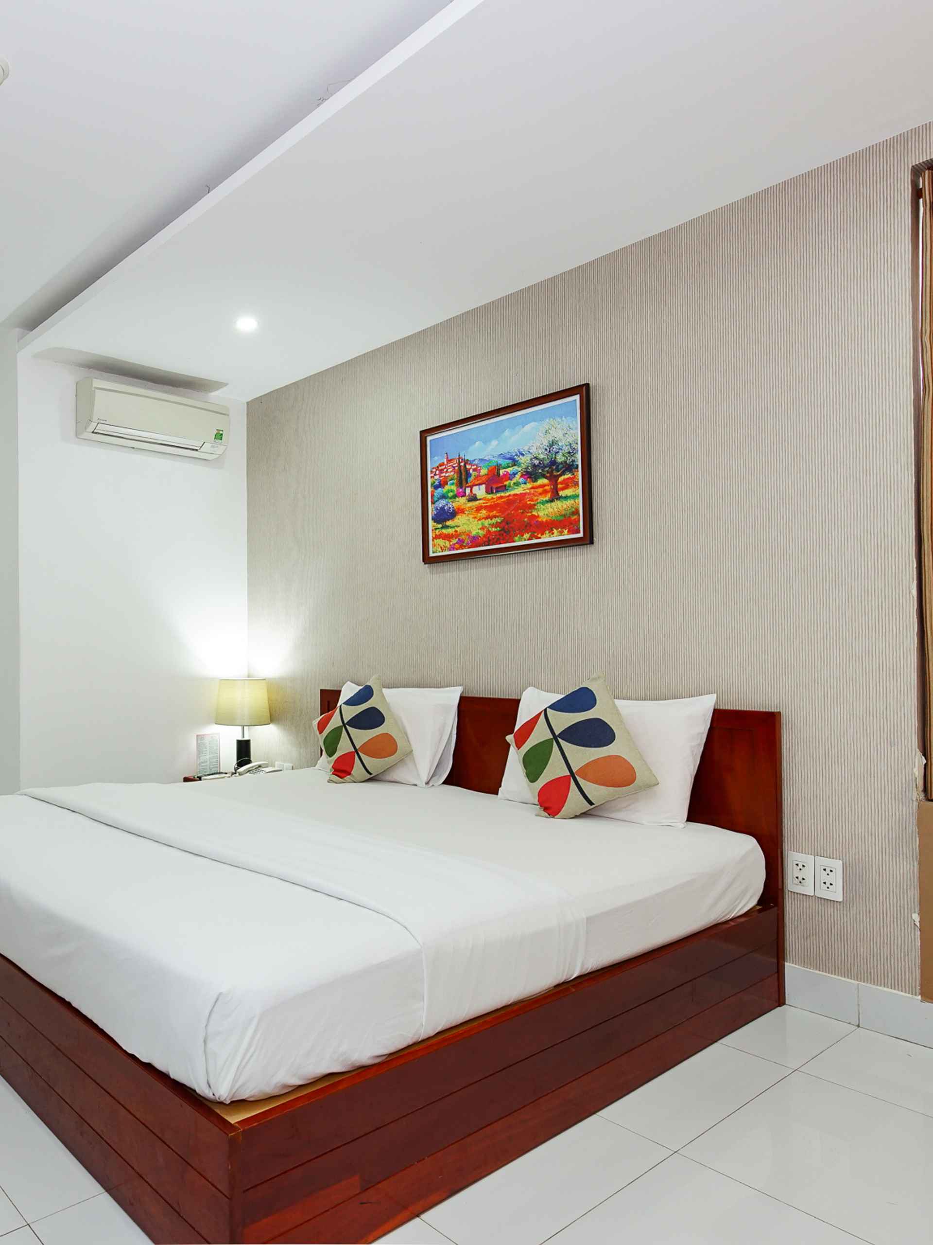 Phòng ngủ Mi Linh Hotel ( Near Tan Son Nhat International Airport )