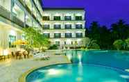 Kolam Renang 2 Southgate Residence Hotel