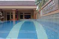 สระว่ายน้ำ Hotel Rivana Batukaras