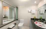 Toilet Kamar 7 The Tray Hotel Hai Phong