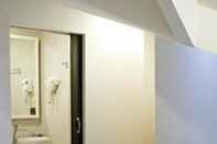 Toilet Kamar Gemtalk Suites Boracay