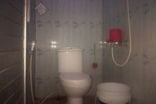 ห้องน้ำภายในห้อง Wisma Leia Pangandaran