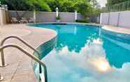 Swimming Pool 2 Queen Victoria Apartment Batam