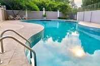 Swimming Pool Queen Victoria Apartment Batam