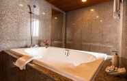 In-room Bathroom 7 Diamond Plaza Hotel Hatyai