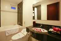 Toilet Kamar Hue Serene Shining Hotel and Spa