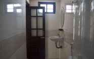 Toilet Kamar 6 Halo Homestay